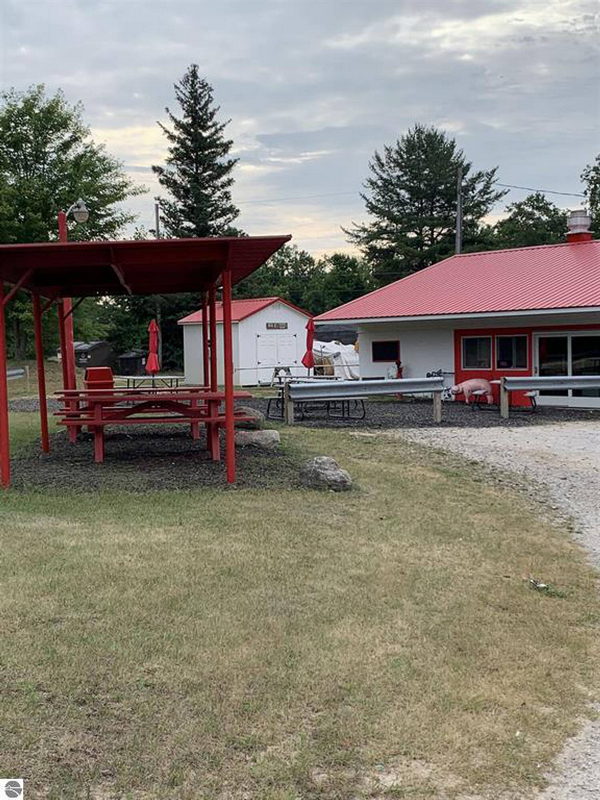 Big Rs Hogs & Dogs - Real Estate And Website Photo (newer photo)